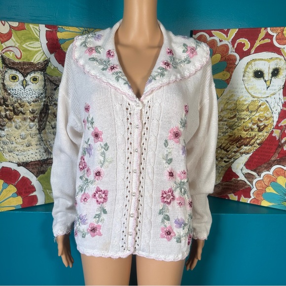 Carolyn Taylor Sweaters - VINTAGE Beautiful Granny Floral Embroidered Pearl Buttons
Sweater Cardigan Large